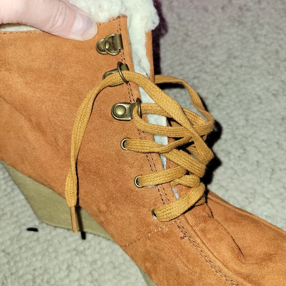 Divided wedged boots - Picture 4 of 6